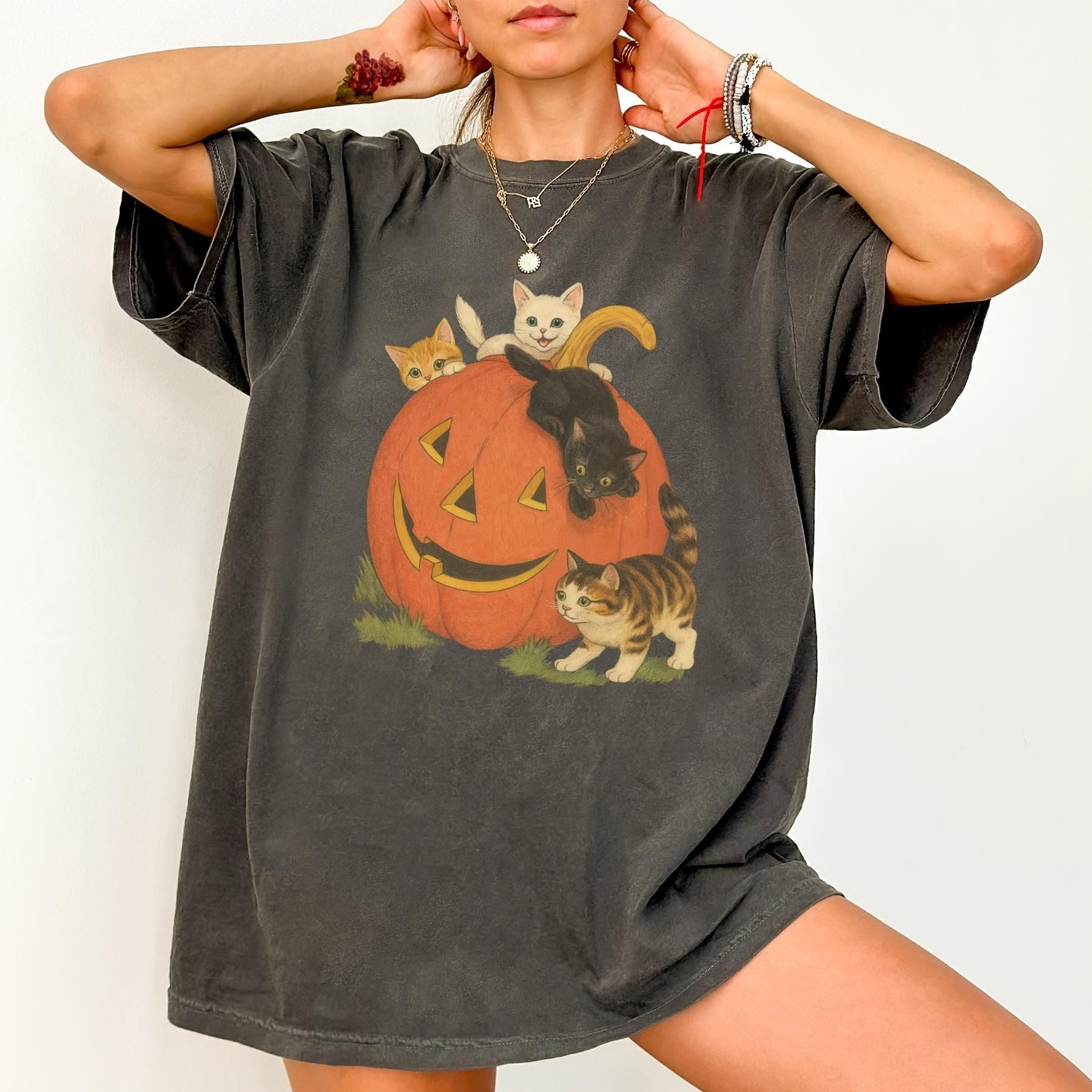 ChicCotton Vintage 90s Cat Halloween Comfort Colors Shirt - Retro Jack-o-lantern Graphic Tee for Cat Lovers