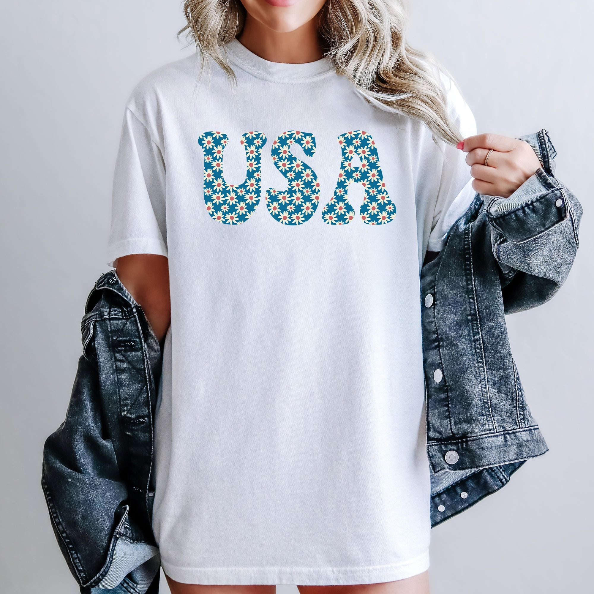 USA Retro Daisies Patriotic America 4th of July Floral Celebration Design Comfort Colors Tee