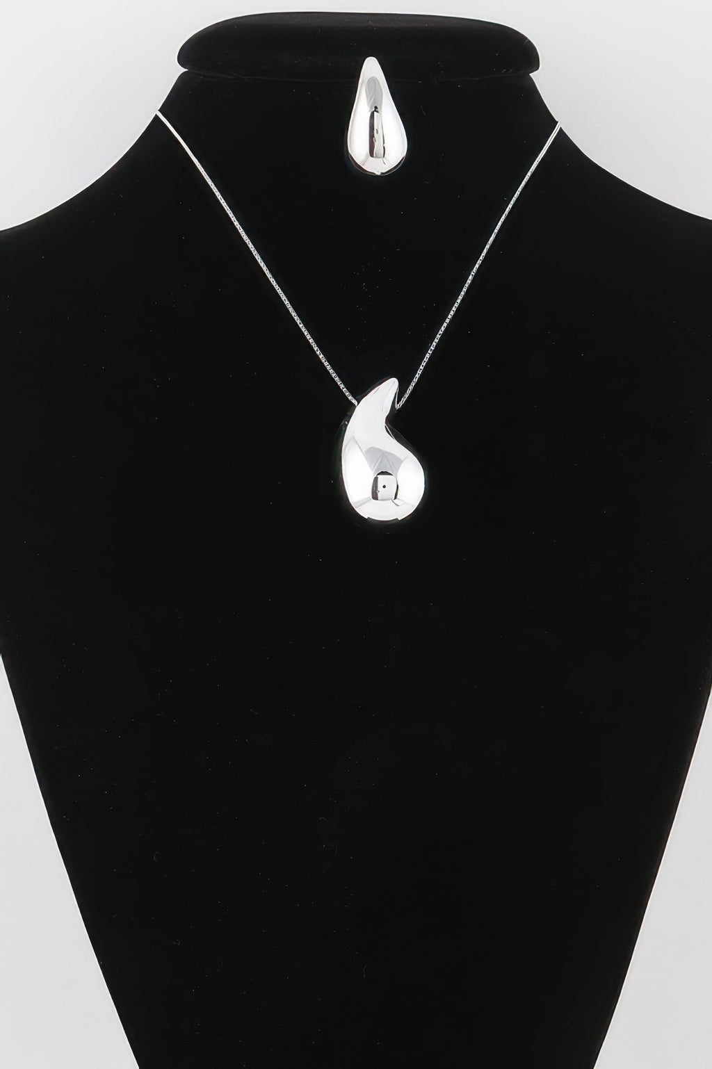 Shiny Teardrop Necklace Set